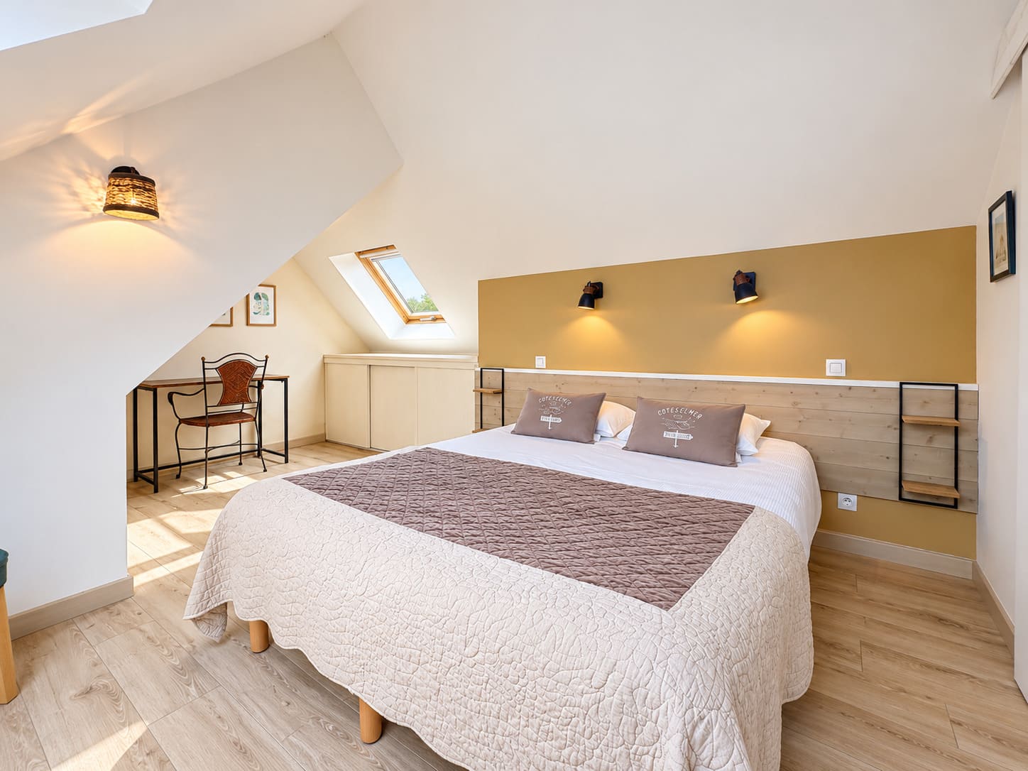 chambre parentale de l'étage dans le gîte la malicorne aux gîtes du pêcheur à erquy