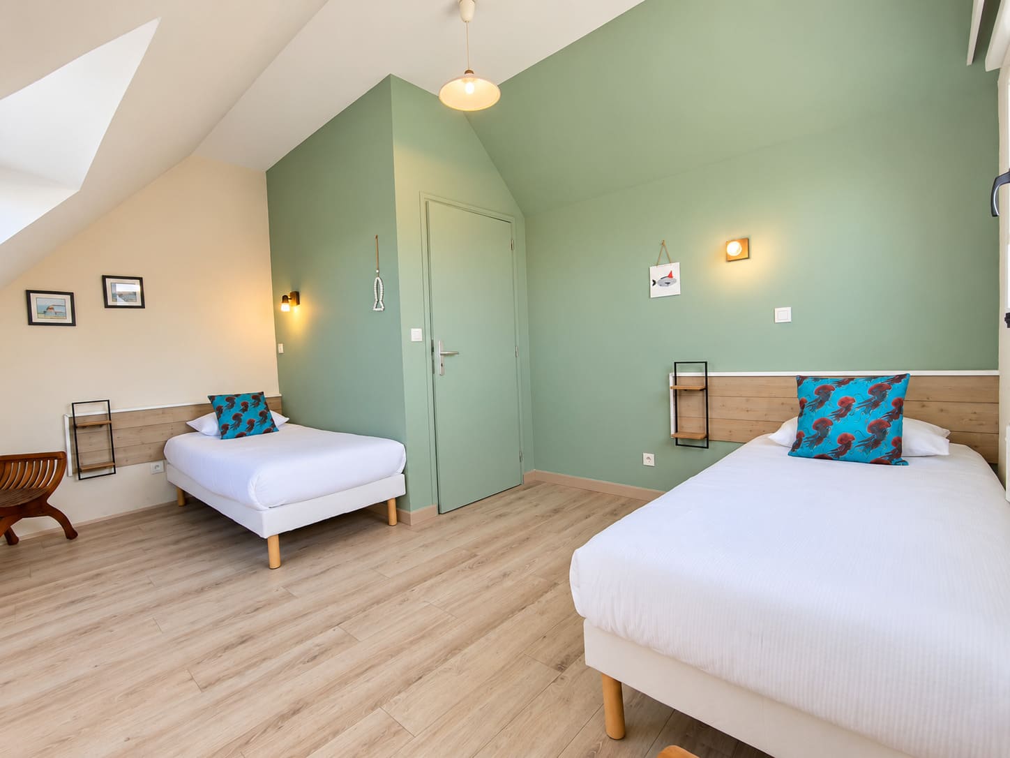 chambre étage du gîte la roche aux gîtes du pêcheur à Erquy