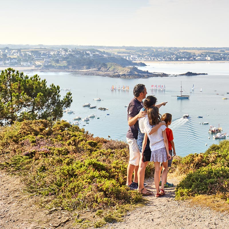 famille en vacances à erquy en bretagne