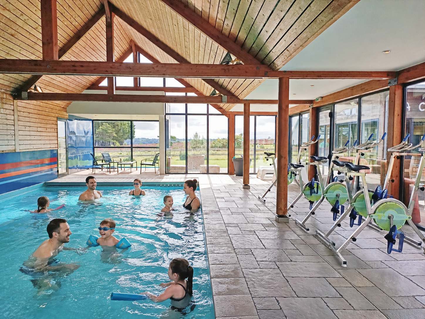 La piscine couverte et chauffée des Gîtes du Pêcheur