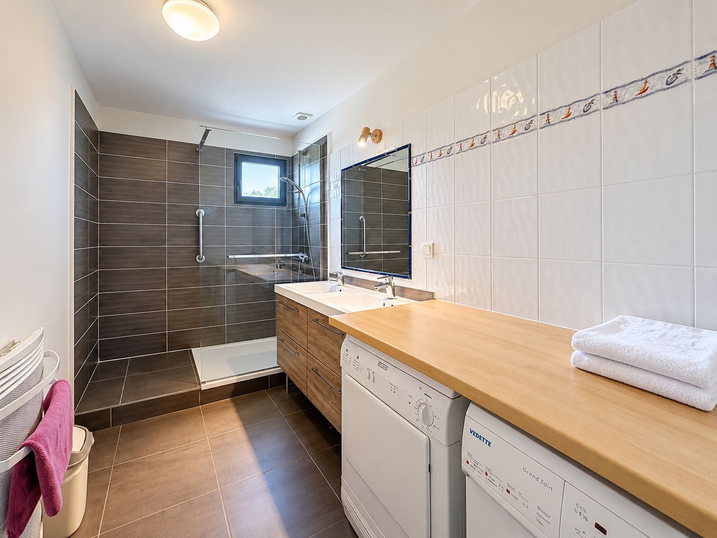 salle d'eau avec douche dans le gîte la roche aux gîtes du pêcheur à erquy