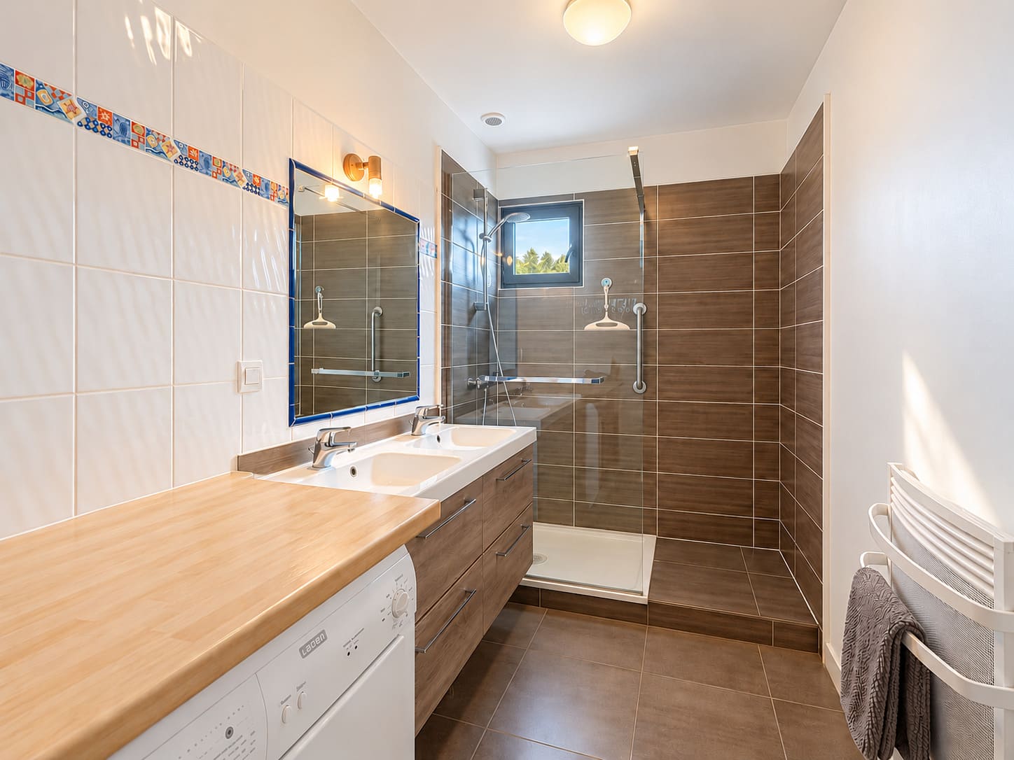 salle de bain avec baignoire du gîte la malicorne aux gîtes du pêcheur à erquy