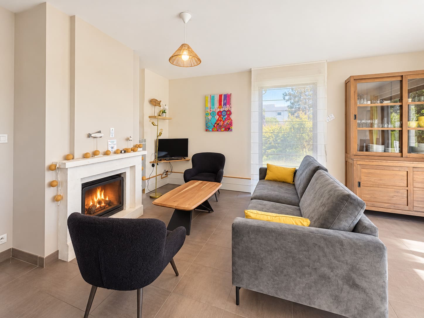 salon avec cheminée du gîte la roche aux gîtes du pêcheur à erquy