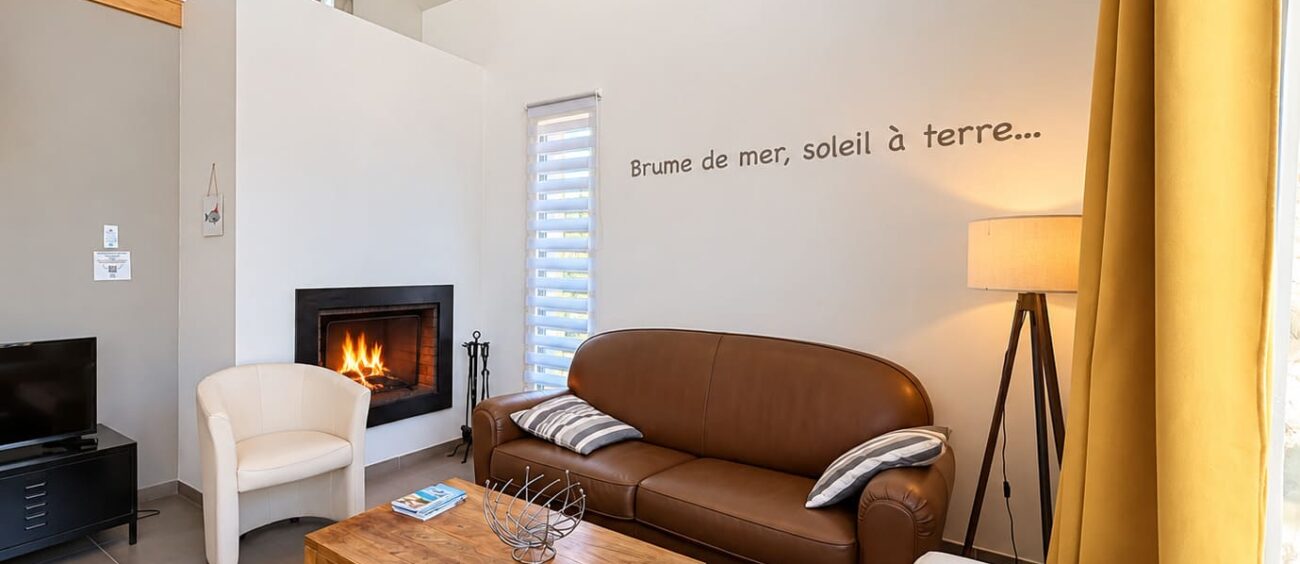 salon avec cheminée du gîte les Embruns aux gîtes du pêcheur à Erquy