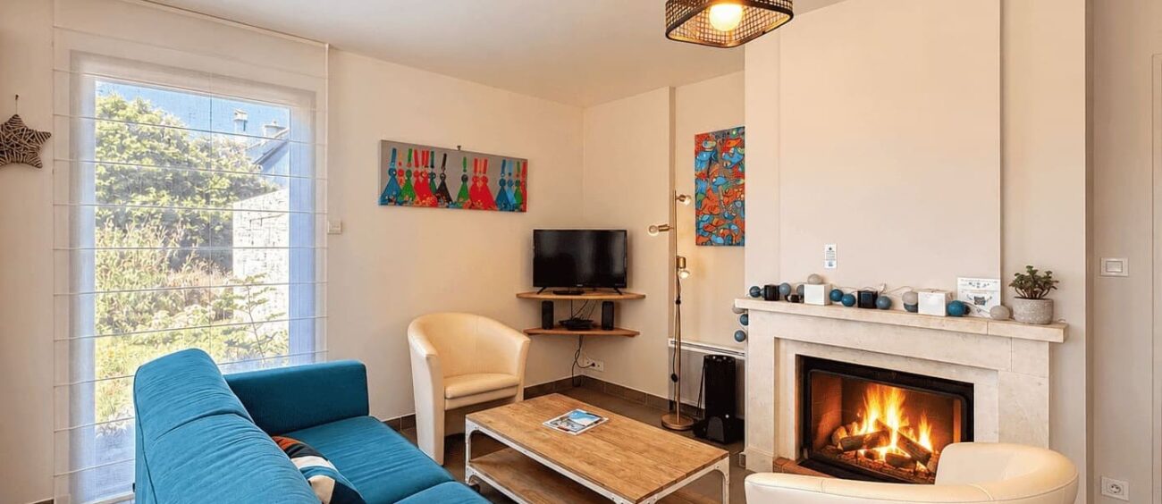 le salon avec cheminée du gîte Les Justières aux gîtes du Pêcheur à Erquy