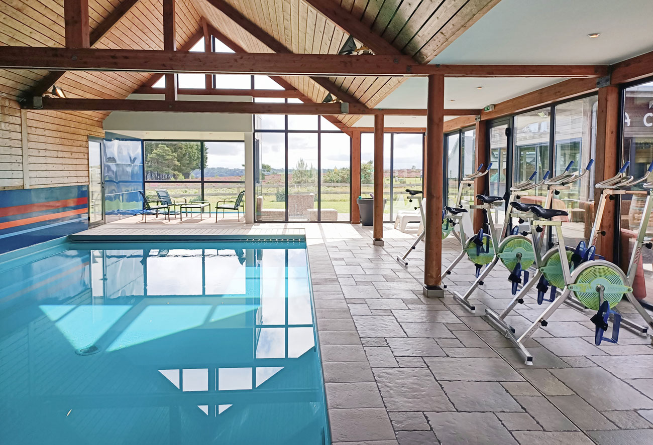 piscine couverte et chauffée à l'année en Bretagne à Erquy