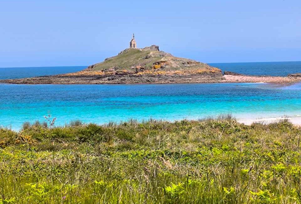 Plage Saint-Michel à Erquy avec son îlot et sa chapelle